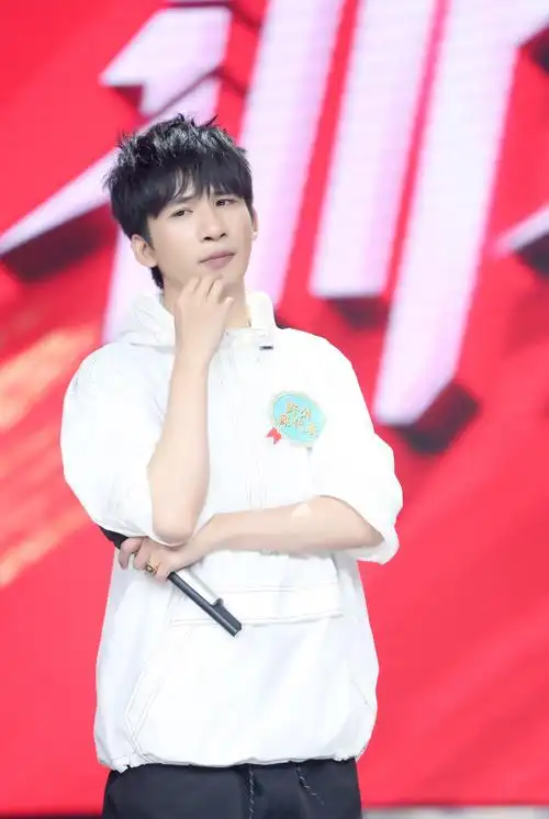 p>大张伟(wowkie da),本名张伟,1983年8月31日出生于北京,中国内地男