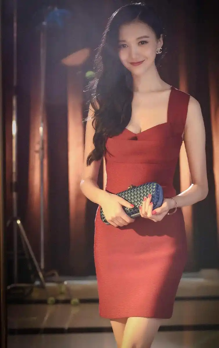 韩雯雯的美是光鲜亮丽又不失大雅的,笑而不语真是格外的吸睛