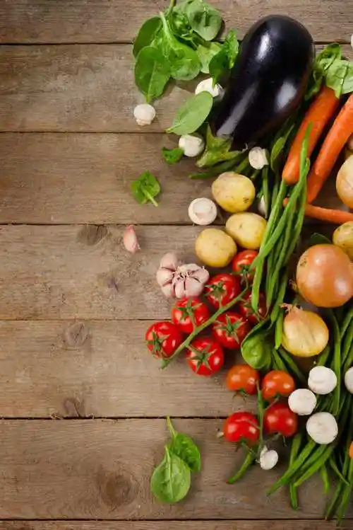 新鲜蔬菜图片-白色背景上的蔬菜西红柿和橄榄油素材-高清图片-摄影