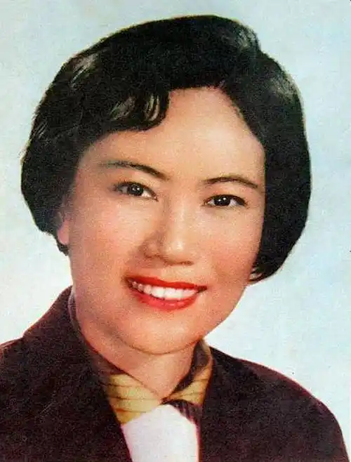 这位60年代美女明星,银幕上下都追求真爱,晚年幸福,如今继女更出名