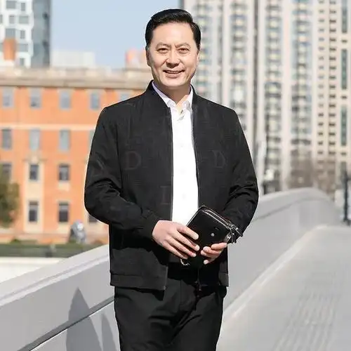 建议4050岁男人秋天少穿大叔装多穿这3衣2裤帅气不油腻