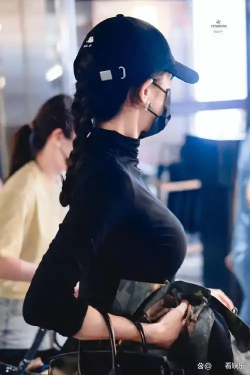 杨幂机场全黑造型酷辣十足 美背纤瘦身材优越夺目