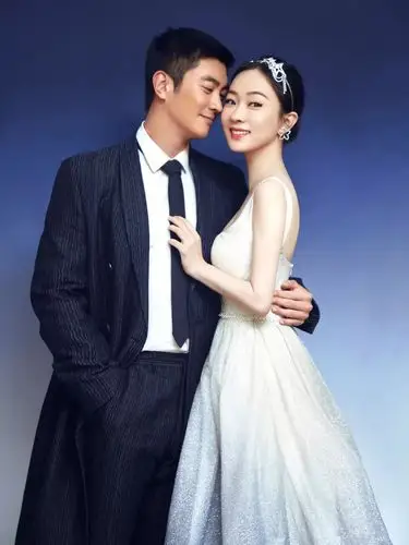 霍思燕携夫秀恩爱,连衣裙配长发美如初恋,小5岁杜江灰西装绅士