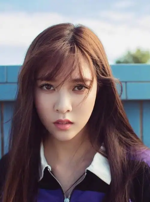 起早的姑娘最美宋妍霏身穿紫色套装小腹肌成功圈粉