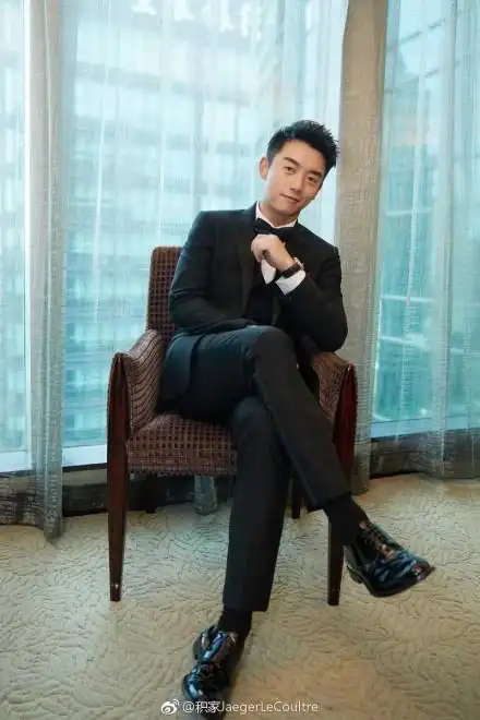 郑恺的皮鞋踩在陈乔恩的裙边上,还一脸笑容,网友说,请将脚挪开