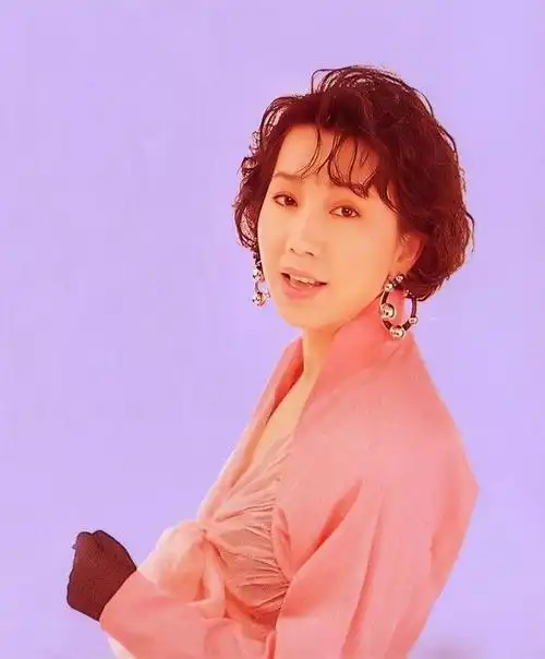 于是,她进入了台中的一个歌唱俱乐部,成为了一个职业的歌手,两年之后