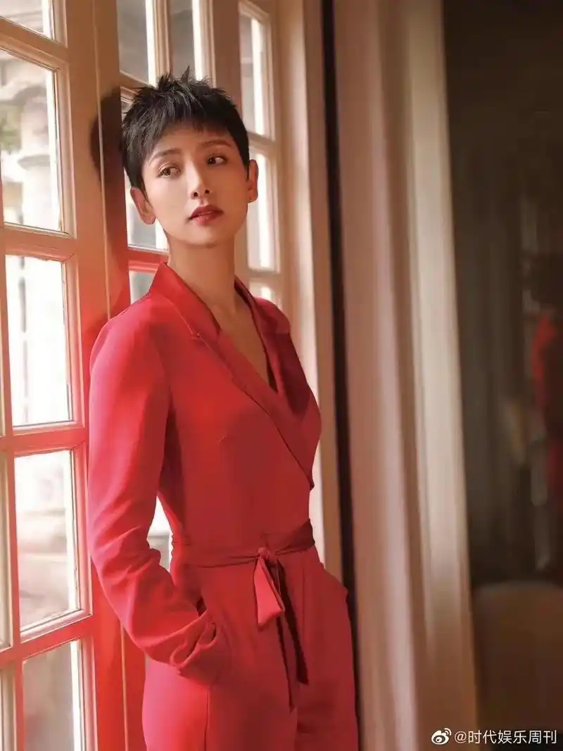 李晓峰.据说40岁的李晓峰 利落的短发 纯净的颜色 对她有好 - 抖音