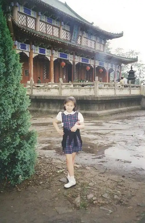 马思纯童年照遭曝光 光脚丫跷二郎腿俏皮可爱