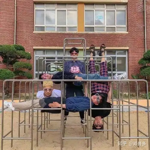 五人咋摆姿势拍合照