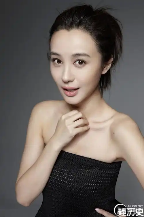 李菲儿最新写真一改甜美清新演绎黑白梦幻46