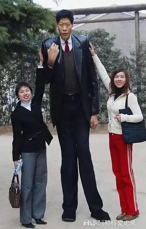 亚洲第一巨人张俊才: 身高2.42米,娶妻22年没要孩子,如今怎样