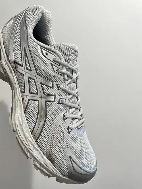 纯银色的刀锋战士亚瑟士