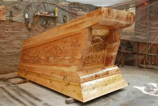 民间故事小伙在后背上纹棺材一觉醒来却在乱坟岗