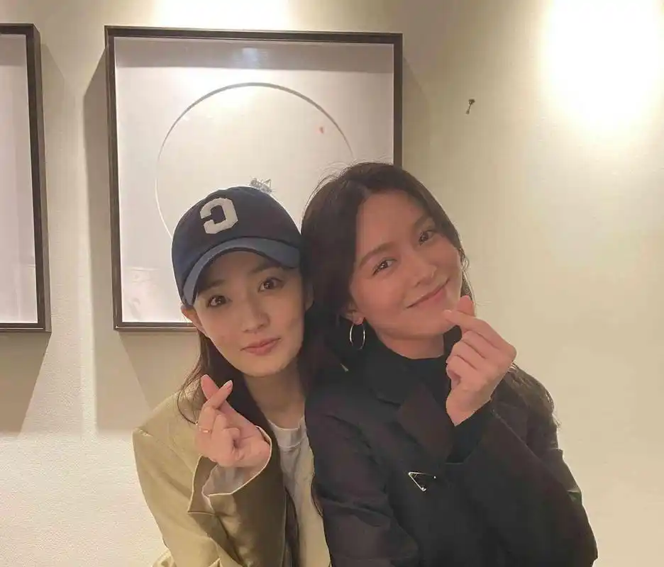 徐璐的小方脸好上镜,比文咏珊的脸还要小一圈