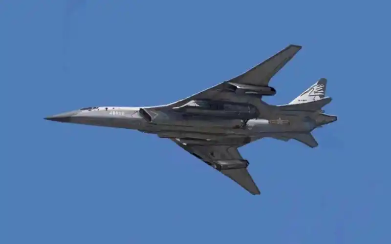 轰6z灰鹤战略轰炸机与未来的轰20组成高低搭配