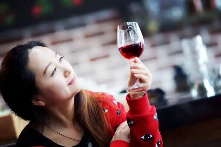 一杯红酒,一段往事,一曲歌谣.