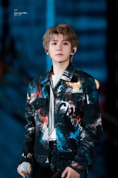 王源的站姐#脸蛋天才王圆圆演唱会特种兵王圆圆在这里也祝你节日快乐