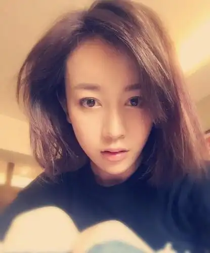 整容了?张檬橙色西服装吸睛无数,网友说没以前好看了!