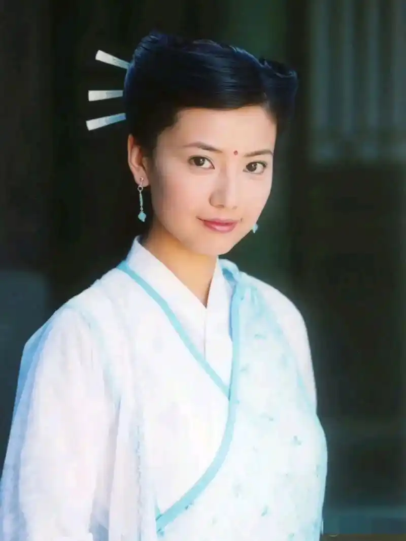 高圆圆在倚天屠龙记中饰演的周芷若最开始的定妆照居然是这样的,与剧