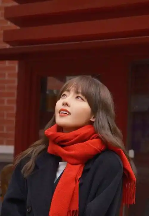 张嘉倪跨年街拍,身穿黑色外套搭配红领巾,时尚又优雅!_造型_身材_漂亮