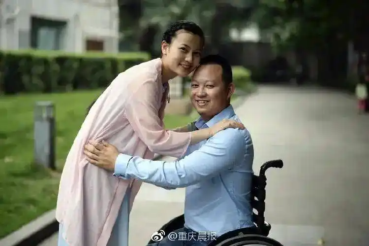 同样在地震中失去手臂的薛枭,曾经是压在废墟最底部的一个孩子,几度