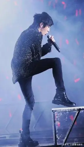 "腿精"华晨宇合集:在有限的身高里,长出了最长的腿