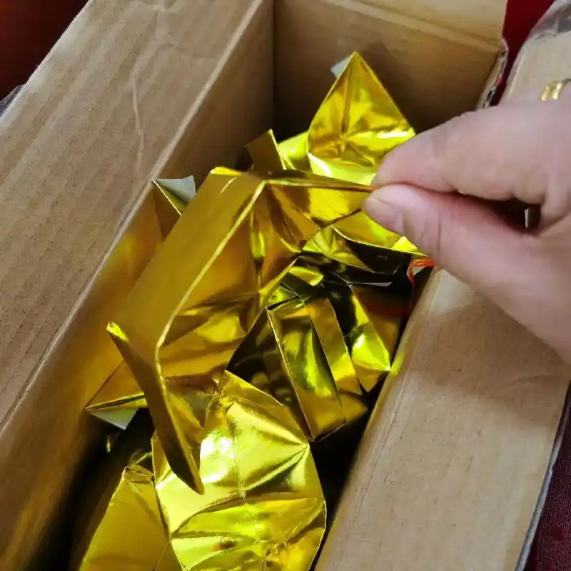 折点元宝,烧给爷爷奶奶用#烧金纸 #叠元宝 - 抖音