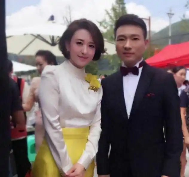 央视主持团晒合照!张蕾紧搂康辉似夫妻,被批关系太亲密不适合