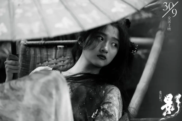 影关晓彤撑伞画面惊鸿一瞥成经典引得网友争先模仿