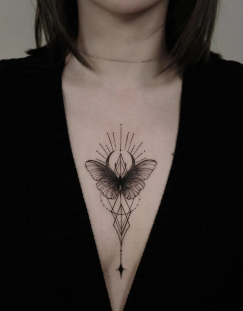 女生在胸上适合纹什么纹身适合胸前的纹身女生7