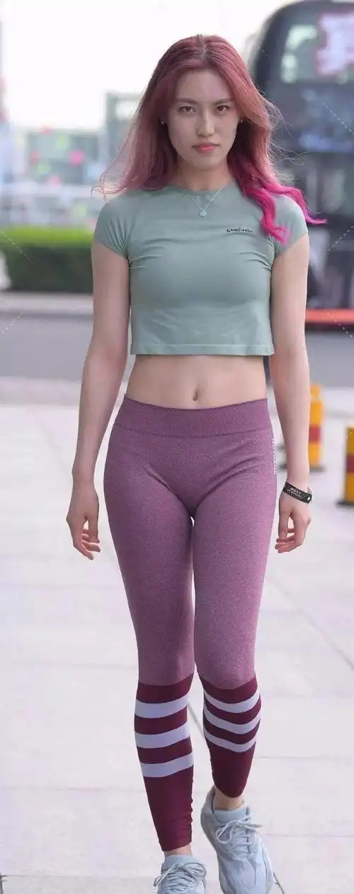 瑜伽裤体现气质才能让造型显得优雅白运动鞋