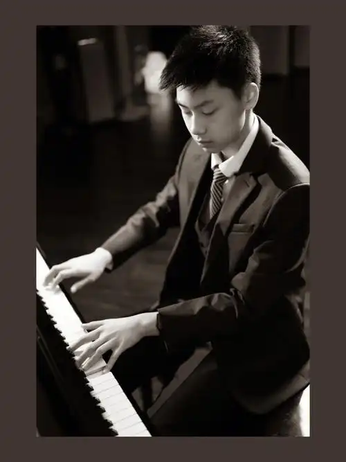 会弹钢琴的男生最帅波特兰人像摄影