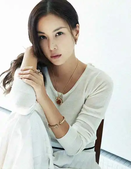 15 星座:双子座英文名:stella kim本名:金贤京stella kimkim hyunjin