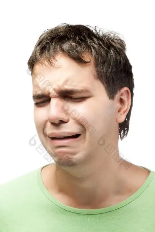 哭孤立在白色背景上的年轻男子的画像