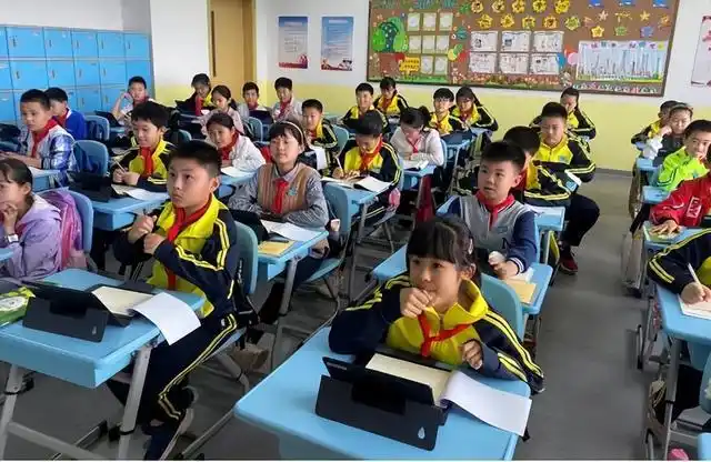 小学生躺在地上睡觉,老师置之不理,山东这所小学为何这样?