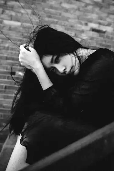 最新qq皮肤女生霸气超拽黑白图片,落魄瞬间竟然也会心动_黑白皮肤_有