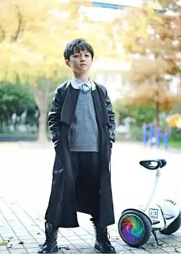 现在石悦安鑫已经9岁了,翻看了他近期以来的照片,越看是越招人喜欢啊!