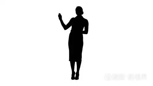 剪影迷人的微笑充满活力的妇女在正式的衣服谈论对照相机和指向边