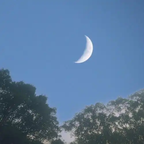 月牙弯弯秋冬的月亮