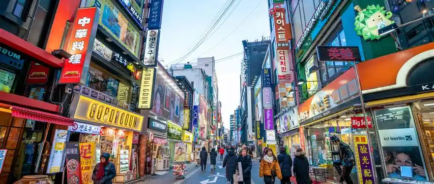 韩国首尔明洞购物街 图片来源:摄图网