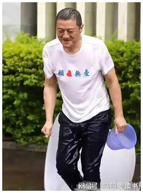 李亚鹏的身高一直为外界所关注,据他公布的数据,身高约一米八.