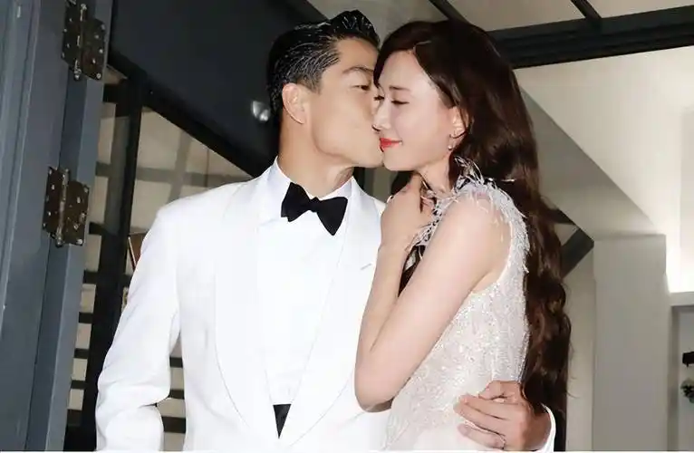 但一些网民将矛头指向他们,尤其是林志玲的丈夫彰,因为自从他们结婚