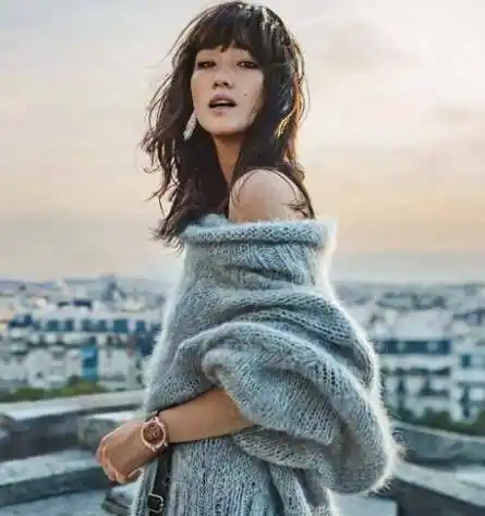 很多网友翻看照片发现,即将迎来六岁生日的巩俐,脸部线条依然非常紧致