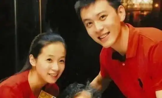 什么情况杨鸣妻子发博引热议社媒已删光两人此前合照