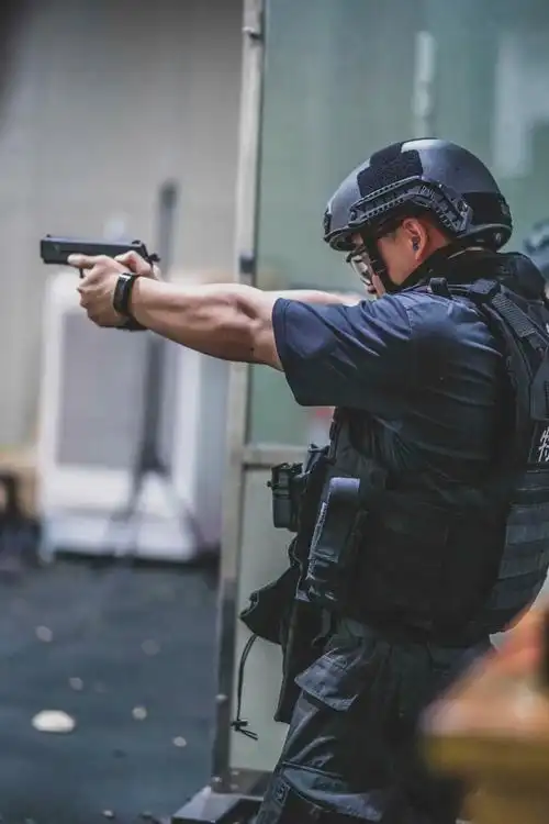 特警装备使用的92式手枪美女记者穿上防弹衣体验特警日常训练吴敬云