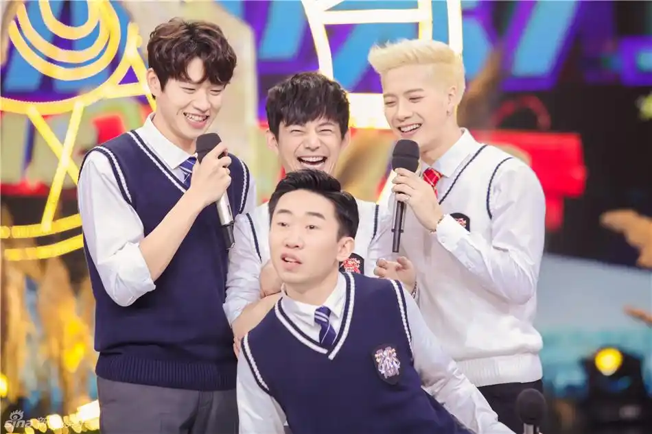 组图:王嘉尔何炅《快本》首合体 开启魔法之旅_高清图集_新浪网