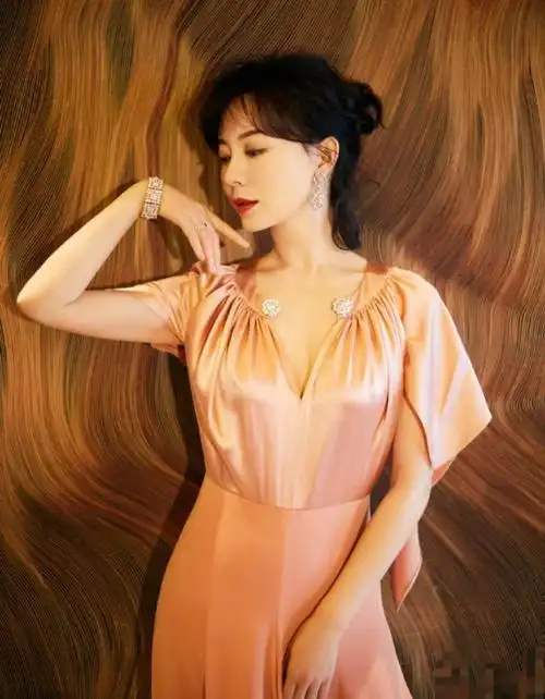 43岁陈数才是妖精穿粉色丝绸裙优雅高级不扮嫩也美成焦点