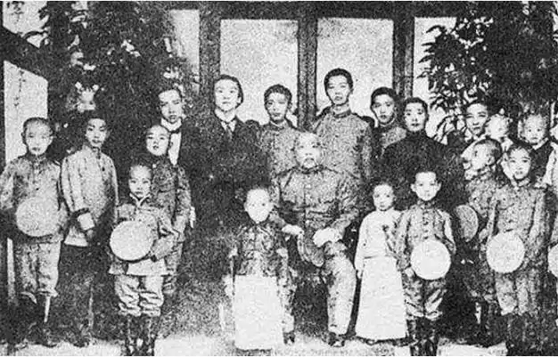 张作霖有6位夫人,都很漂亮,为何他独宠5夫人?这个女人不简单_网易订阅