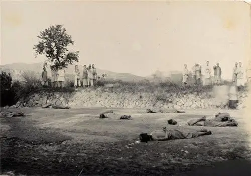 清朝刑场老照片:刽子手瘦弱不堪,犯人面露凶光,像狗一样被牵着-搜狐大