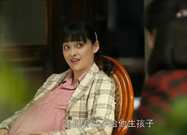 在他们的感情还没有完全培养好时,江德福去了海岛,电视中安杰因为生气